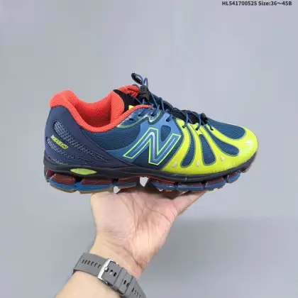 集合 公司级!新百伦New Balance最新系列18907运动鞋子,NB 有赛博朋克那味儿了!今年的 New Balance 新鞋型来了!Action Bronson x New Balance 1890 “Cyborg Tears”,由品牌携手高人气多栖艺术家 Action Bronson 带来联名呈现.以「赛博格之泪」为主题,整体气质明显更偏未来科幻路线,既有浓郁的概念表达,同时也保留了 New Balance 一贯擅长的复古运动底色,属于那种一眼就能记住的联名鞋款.鞋型亮点之一,便是分段式中底结构的运用,层次切割清晰,让原本偏复古的跑鞋轮廓多了几分机能与速度感,也进一步强化了 1890 这次想要表达的「复古与未来并存」的设定.细节方面,「Cyborg Tears」在鞋面融入水滴造型的呈现方式,直击主题之余,也让整双鞋的视觉效果更有「赛博朋克」氛围:既怪诞又精致,存在感拉满. 货号:U18904DO 编码: HL541700525 B